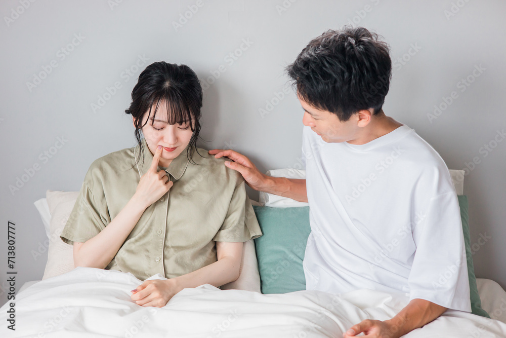 口周りを痛がる女性と心配する男性(ヘルペス・吹き出物・口角炎・虫歯)
口周りを痛がる女性と心配する男性(ヘルペス・吹き出物・口角炎・虫歯)