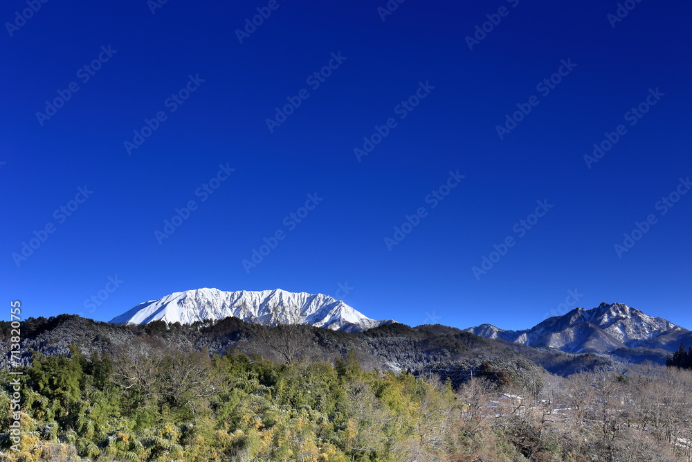 青空が広がる鳥取県の雪の伯耆大山