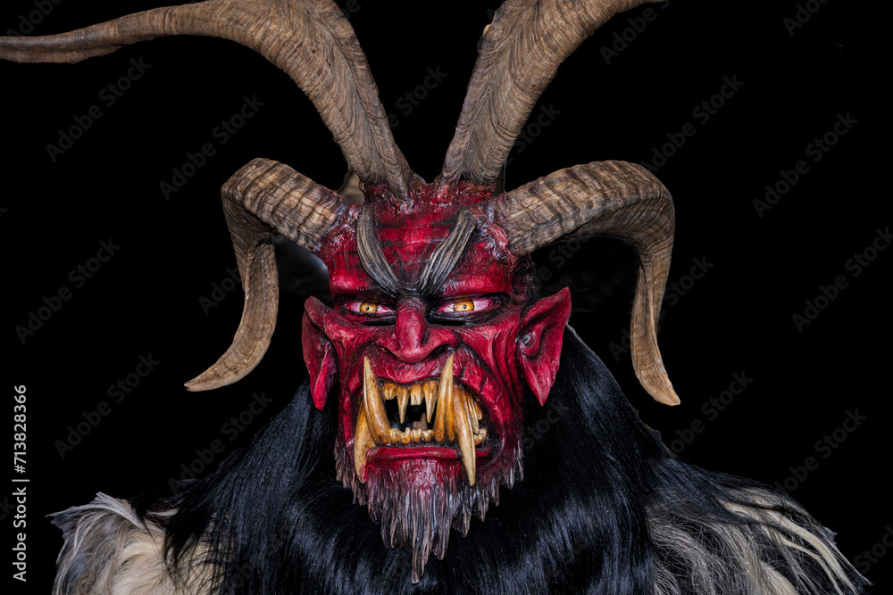 Geschnitzte Perchtenmasken