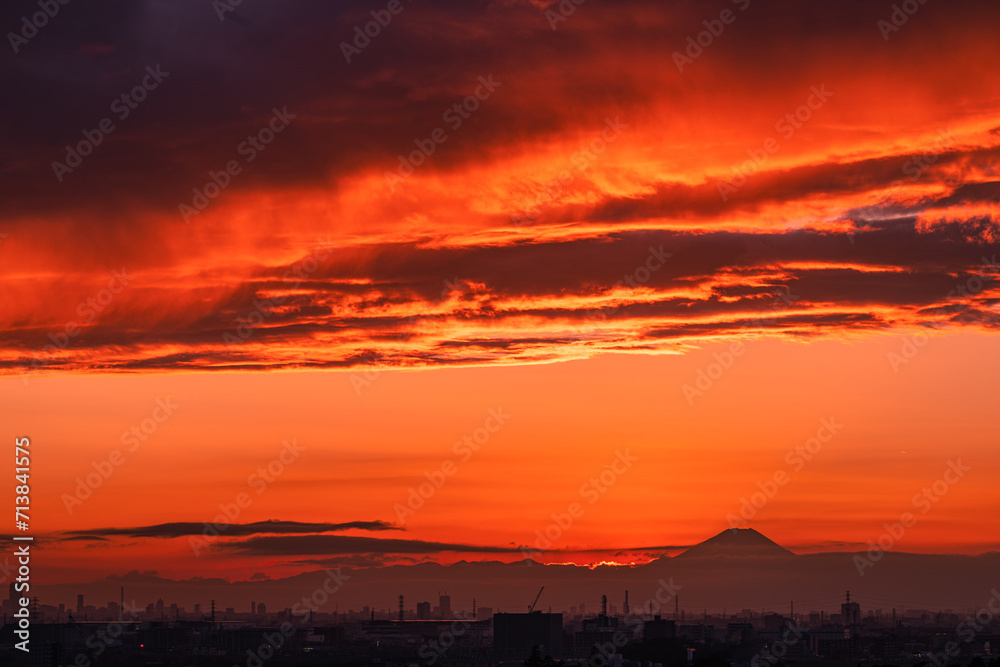 夕焼けに染まる層積雲と富士山