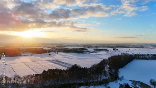 Krajobraz wiejski zimą, zachód słońca 