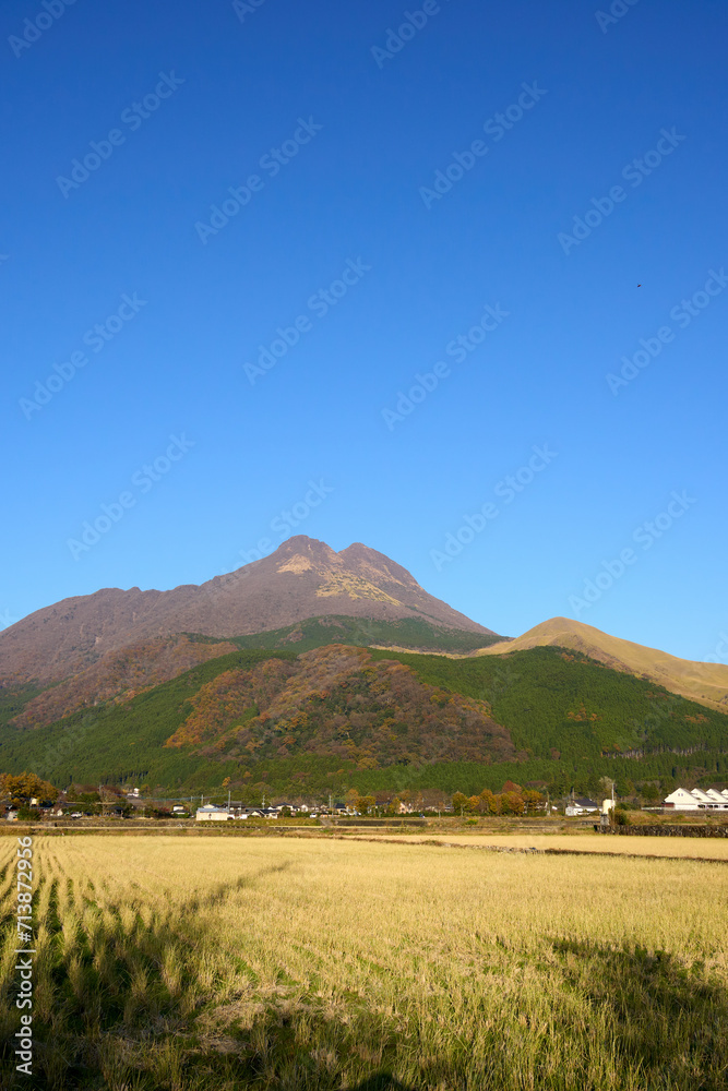 【湯布院】青空を背景に日に照らされた由布岳 【湯布院】青空を背景に日に照らされた由布岳