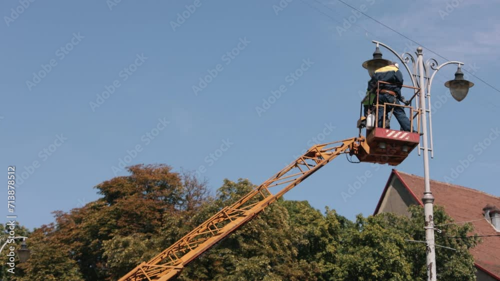 Vidéo Stock worker repair, metal pole, Electric technical. Street light