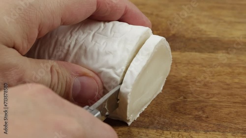 fromage - buche de chèvre couper en tranches photo