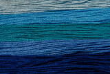 Tło struktura sznurki w różnych odcieniach koloru niebieskiego leżą ułożone równoległe do siebie, poziomo, przypominając fale