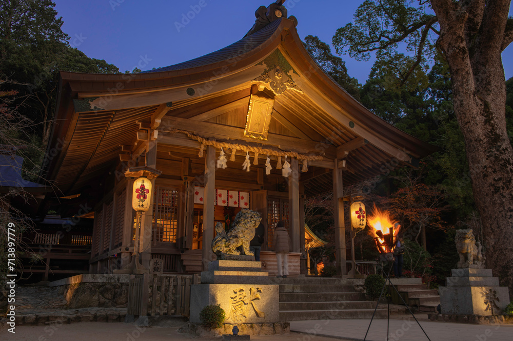 Obraz premium ライトアップされた竈門神社の拝殿