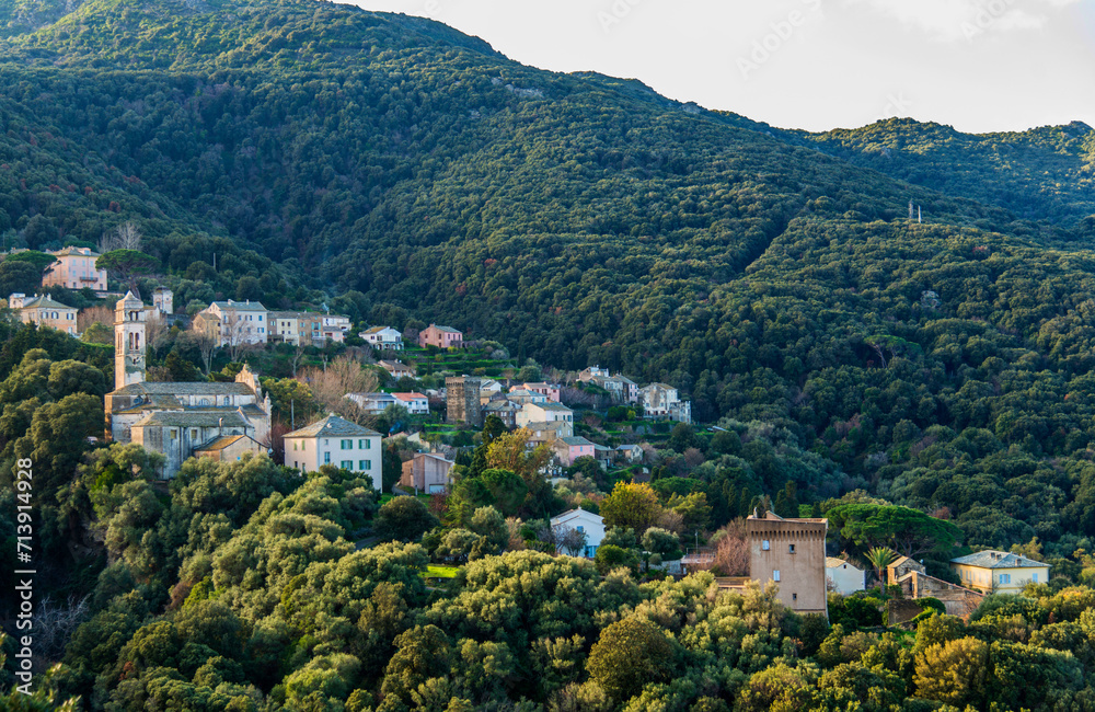 Le village de Pino sur la côte ouest du cap Corse, France
