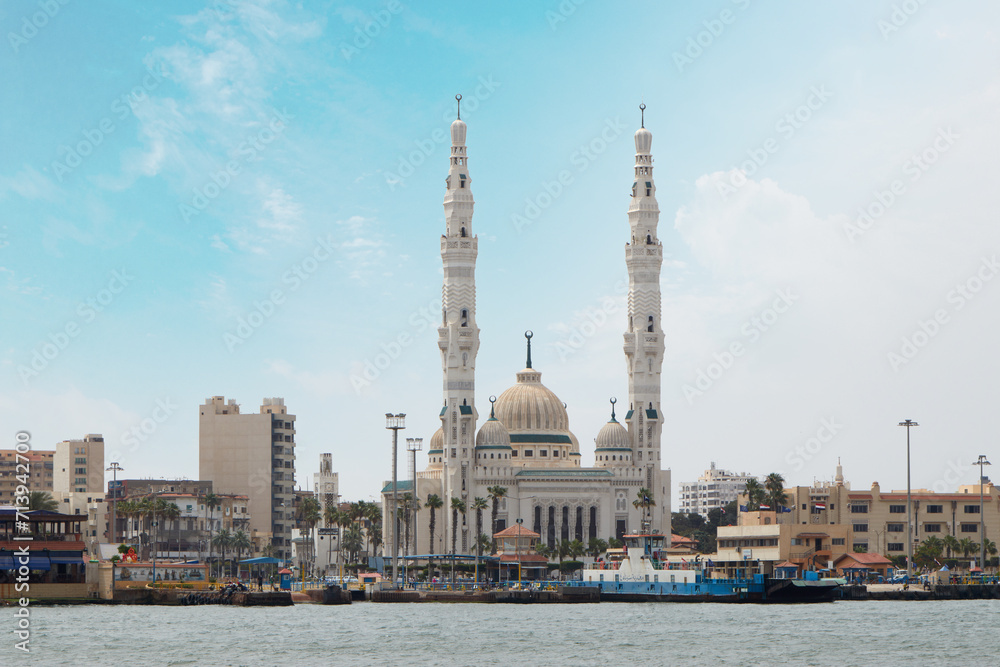 Naklejka premium Port Fouad Grand Mosque. suez canal with a grand mosque and blue cloudy sky. Port-said , Egypt 