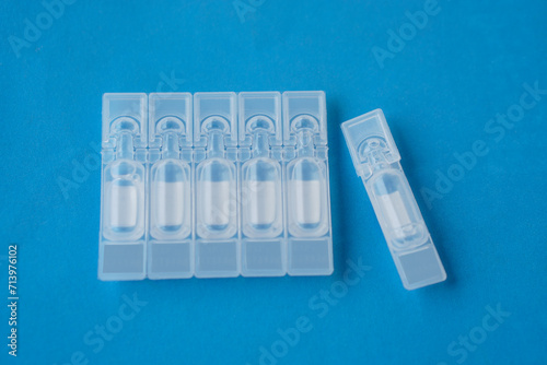 Billede på lærred Single use artificial tear lubricant eye drops containers, tubes, isolated on blue background