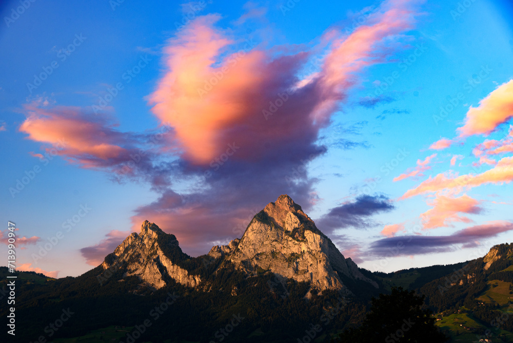 Montagnes suisses lors d'un coucher de soleil 