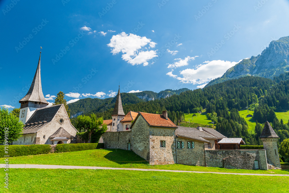 Village suisse avec église au pied des montagnes