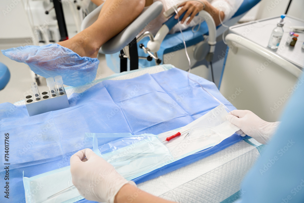 Obraz premium Cropped of doctor opening drop counter for pregnant woman patient