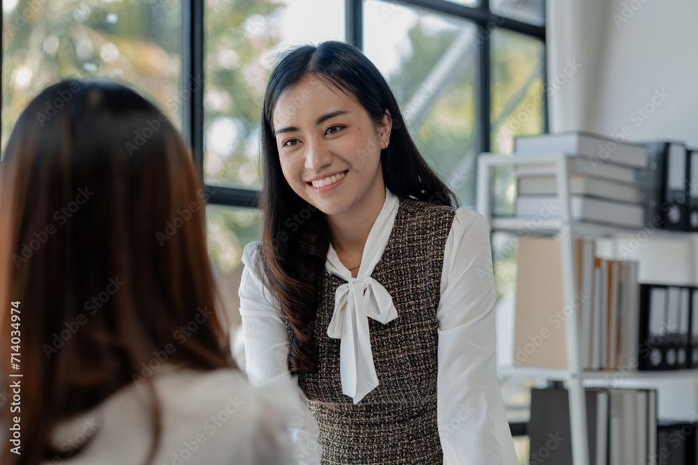 Obraz premium Make agreements with business partners, Success in negotiating and entering into business contracts, Meeting commitments in a meeting room at the office, Business people shaking hands in office,