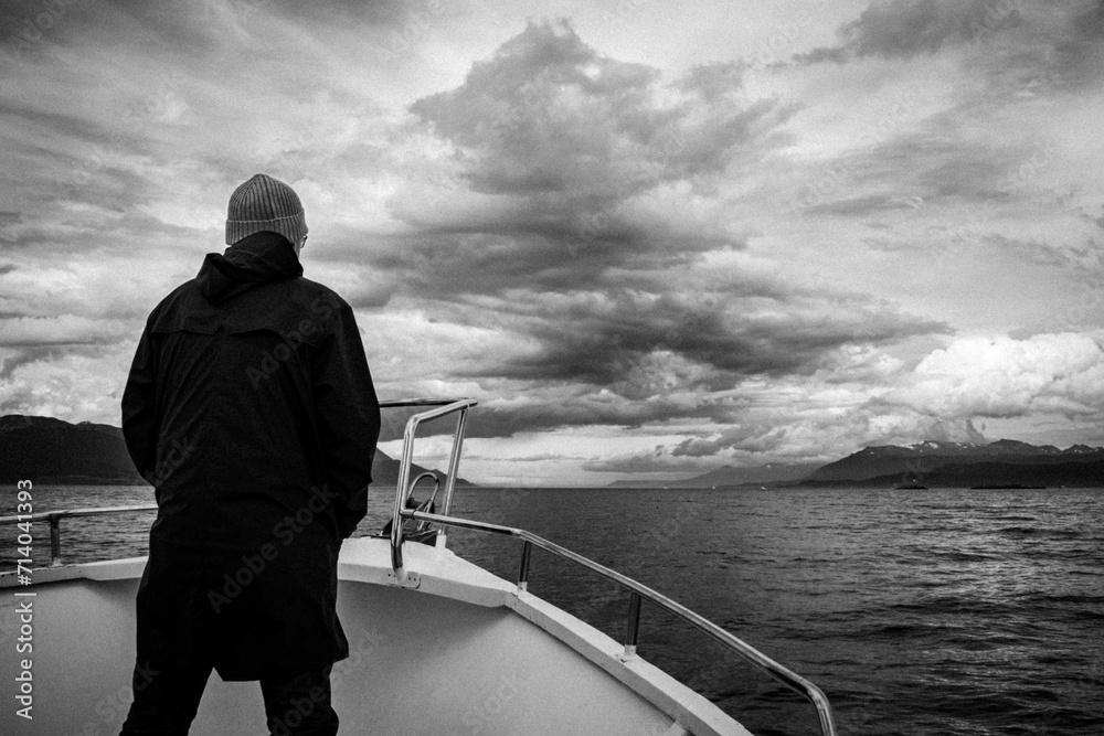 Marinero navegando por el canal de Beagle, parado en Proa y mirando el horizonte