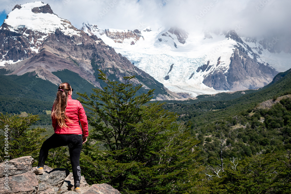 Mujer disfrutando su recorrido por el sendero a la laguna  torre, en el Chalten, Patagonia Argentina