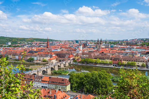 Blick auf die Altstadt von Würzburg mit Alte Mainbrücke im Vordergrund