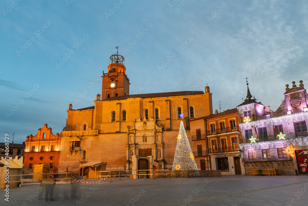 Obraz premium Main square of the Castilian town of Medina del Campo, Valladolid, decorated with Christmas lights.