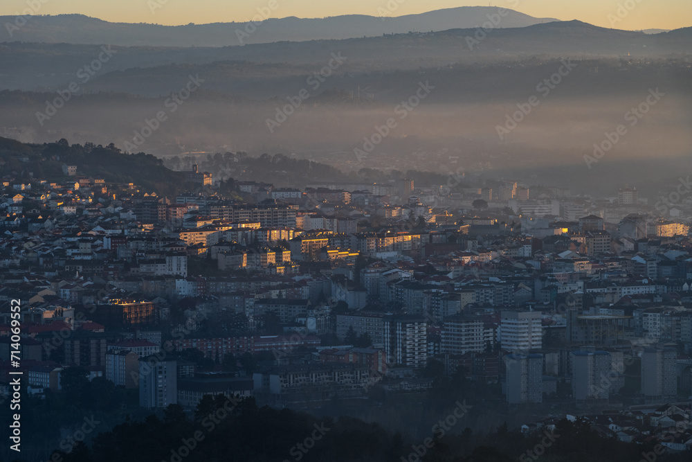 Obraz premium Panorama view of the skyline of the Galician city of Ourense at dusk as seen from the outskirts.