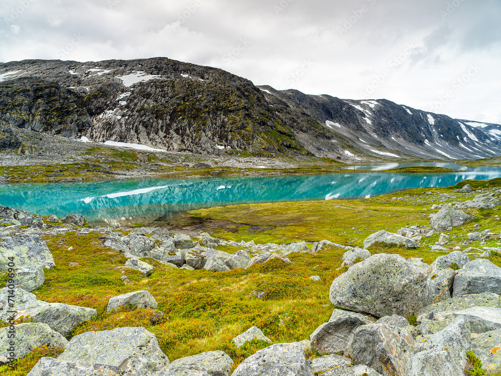 Türkiser Bergsee mit Spiegelung in Norwegen