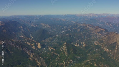 vue aérienne drone panoramiques des montagnes des Alpes Maritimes et de l'arrière pays Niçois, du Var, en été photo