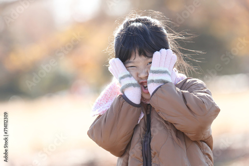 手袋を着ける女の子 photo