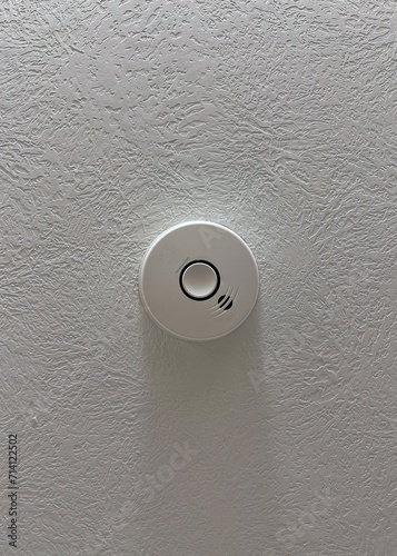 Fotografie Fire and carbon monoxide detector installed on a textured ceiling