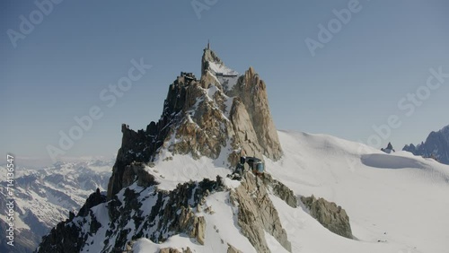 vue aérienne drone de l'Aiguille du Midi dans le massif du Mont Blanc avec ciel bleu et sommets enneigés
