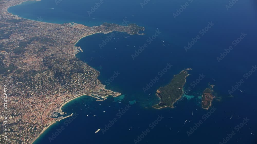 Paysage de crique et de sous bois de pins sur les îles de Lérins dans
