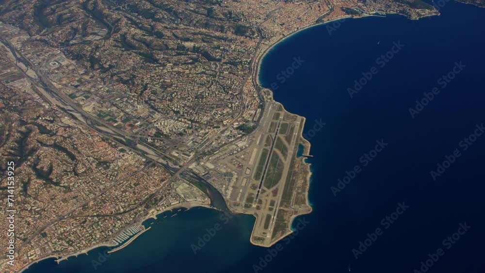 vue aérienne de la ville de Nice avec l'aéroport côte d'azur, la promenade et toute sa côte en bord de méditerranée, vidéo 4K