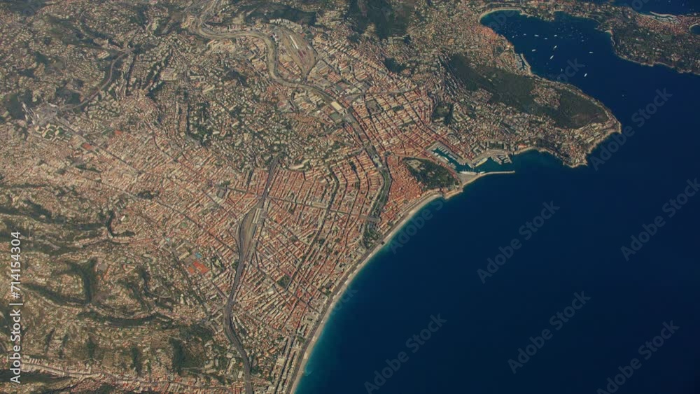 vue satellite 4K de la ville de Nice avec son agglomération, sa plage, les hôtels luxueux, la promenade,  et la mer méditerranée bleu turquoise
