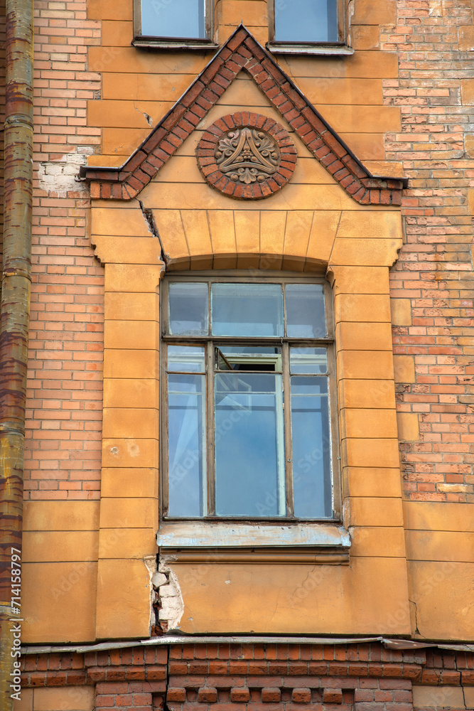 The emblem of the Society of Architects on the facade of the Schroeter house. Saint Petersburg