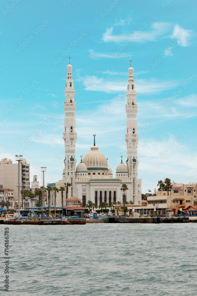 Naklejka premium Port Fouad Grand Mosque. suez canal with a grand mosque and blue cloudy sky. Port-said , Egypt 
