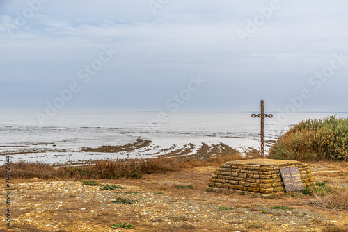 Stèle en hommage aux péris en mer, Phare de Chassiron, sur l'île d'Oléron, Charente-Maritime photo