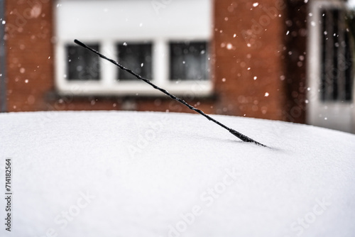antenne radio sur le toit d'une voiture couverte de neige