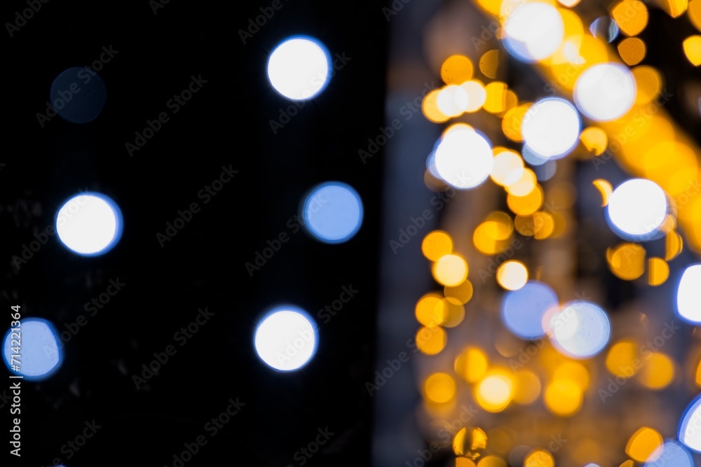 Zdjęcie dekoracji świątecznej z zastosowaniem celowego przesunięcia punktu ostrości, w wyniku czego uzyskano rozmycie punktów świetlnych. - obrazy, fototapety, plakaty 