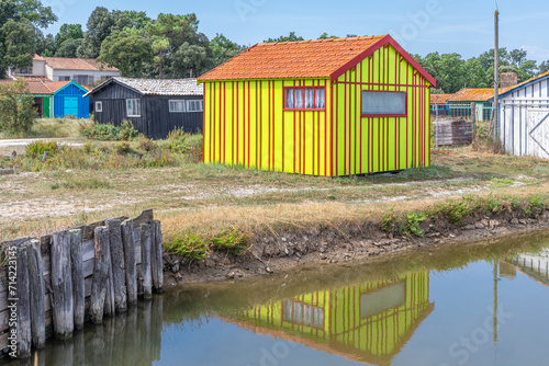 Cabanes multicolores du site ostréicole de Fort-Royer, sur l'île d'Oléron, Charente-Maritime © Pierre Violet