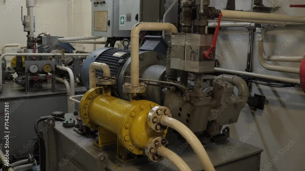 Hydraulic machine with electric motor on oil tank Hydraulic machine with electric motor on oil tank