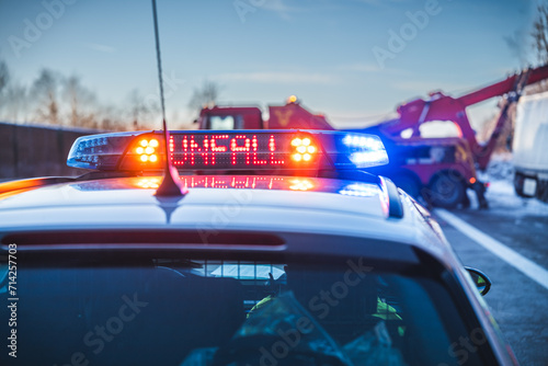 Die Autobahnpolizei sichert eine Unfallstelle mit Blaulicht...20.01.2024