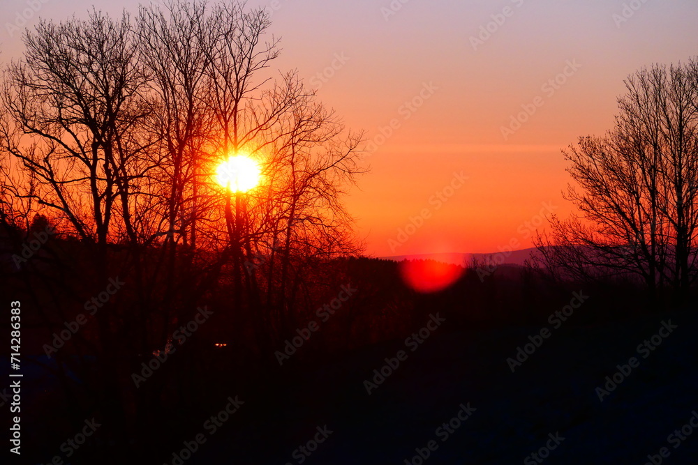 Fototapeta premium untergehende SonneSonne, bucklige Welt