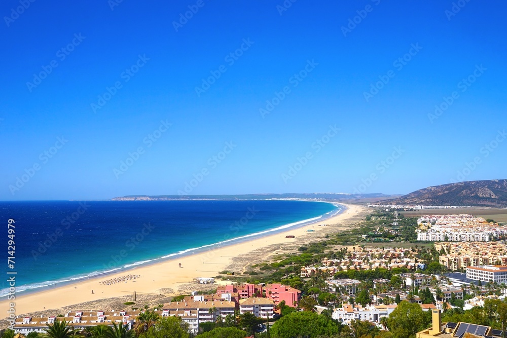 Vista desde las montañas sobre la hermosa playa de arena interminable entre Atlanterra, Zahara de los Atunes y Barbate en la Costa de la Luz, Andalucía, España