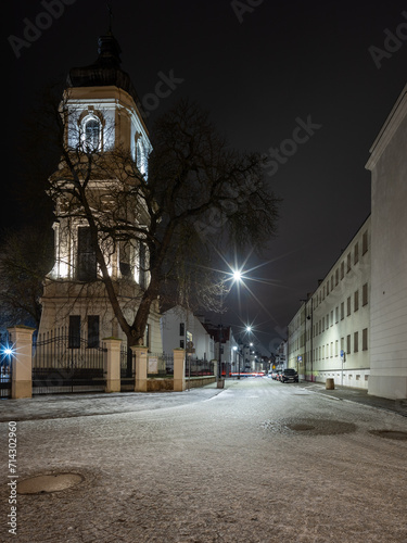 Wieża kościoła nocą 