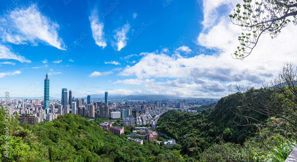 Obraz premium Skyline of Taipei city in Taiwan during the day.