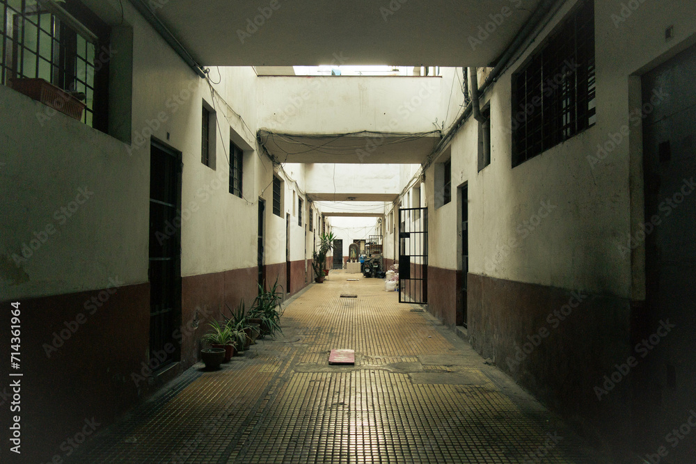 The streets of Lima unfold their maximum expression through the lens, capturing the vibrant and unique essence of the daily life of its inhabitants. This series of street photographs reveals the laten