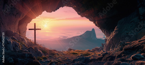 cruz en una cueva de lo alto de una montaña, sobre fondo de montañas, cielo, nubes y bella puesta de sol, concepto religiones 