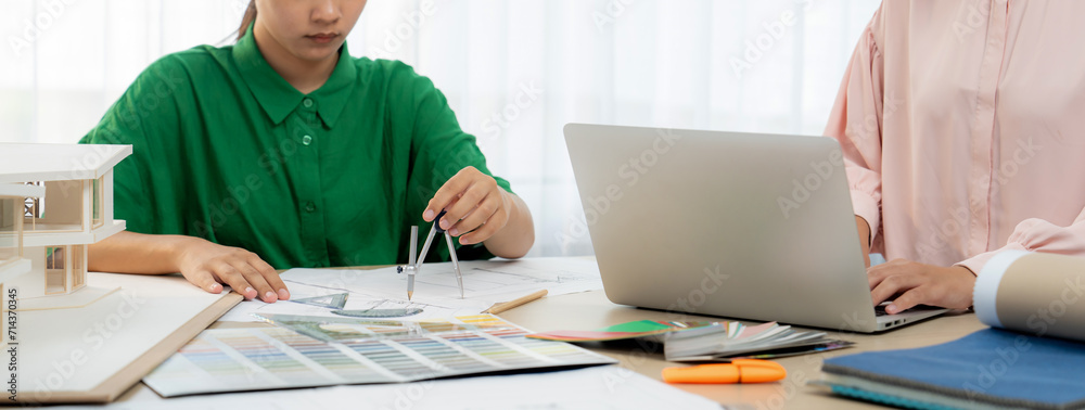 Interior Designer Using Math Tools Foto de Skilled interior designer using architectural equipment draw a ...