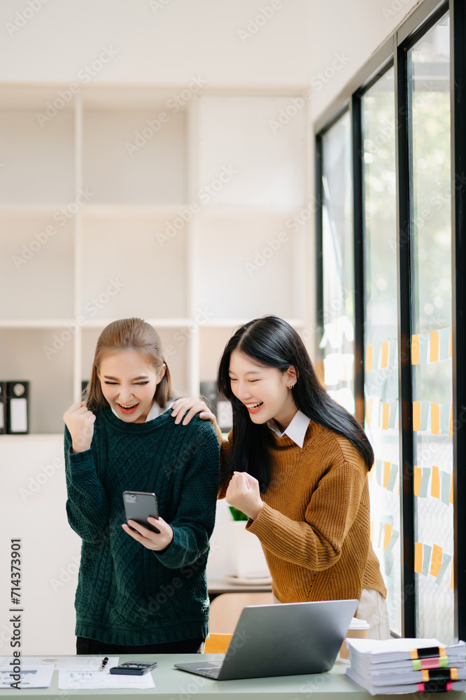 © Nuttapong punna - Businesswoman leading team meeting and using tablet and laptop computer with financial in coworking office © Nuttapong punna - Businesswoman leading team meeting and using tablet and laptop computer with financial in coworking office