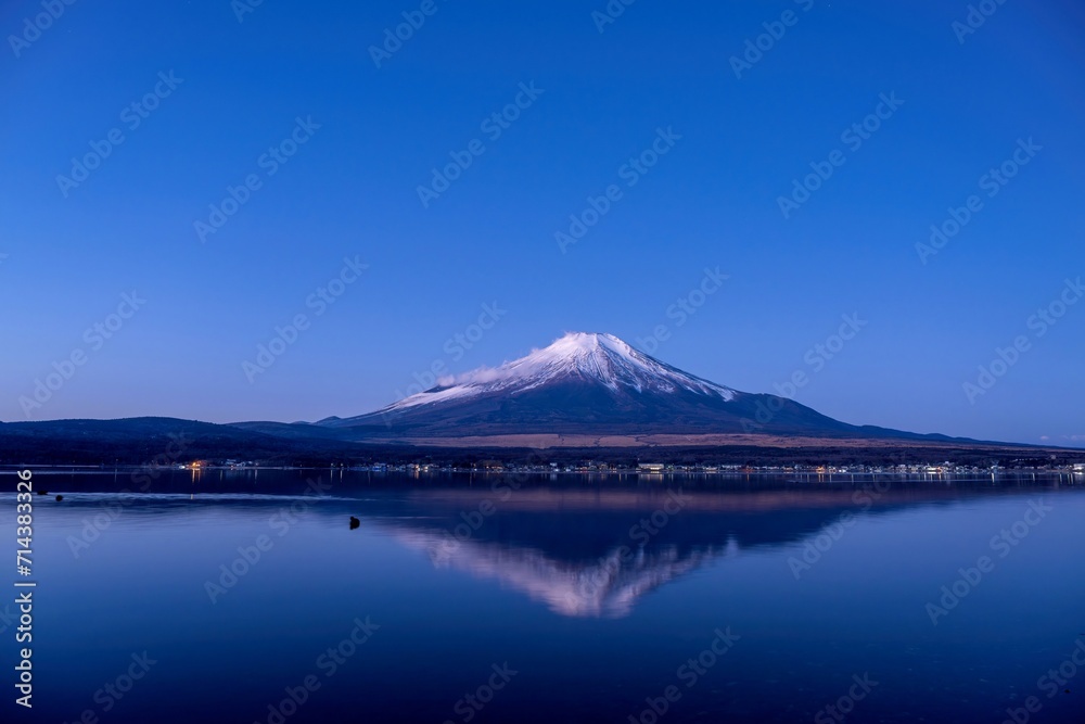 夜明け直前の山中湖と富士山のコラボ情景