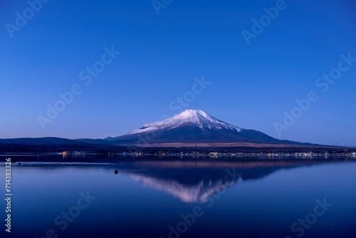 夜明け直前の山中湖と富士山のコラボ情景