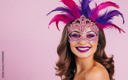 mulher feliz fantasiada para o carnaval brasileiro