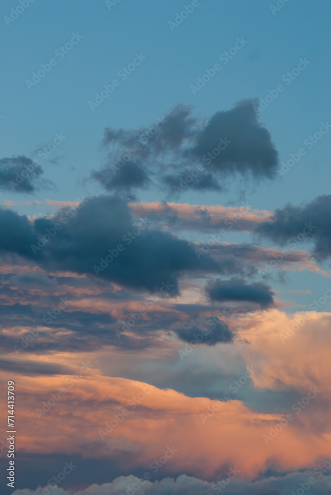 Obraz premium Multi-Colored Clouds in a Dramatic Sky at Sunset